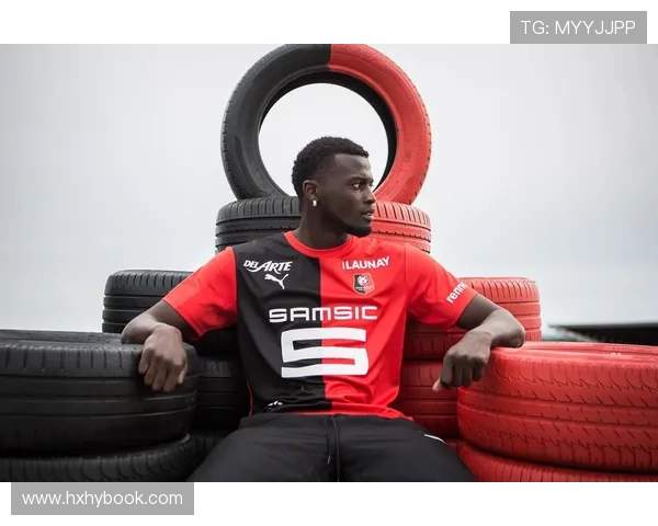 雷恩俱乐部球衣款式与色调历史演变回顾